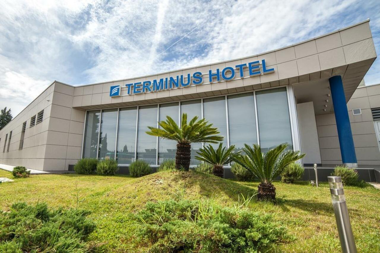ホテル テルミナス ポドゴリツァ エクステリア 写真